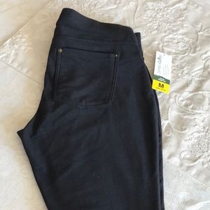 June & Daisy stretch leggings with back pockets.